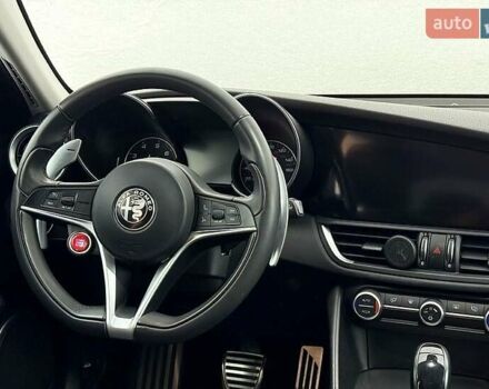 Білий Альфа Ромео Джулія, об'ємом двигуна 2 л та пробігом 12 тис. км за 20500 $, фото 8 на Automoto.ua