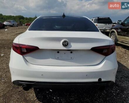 Белый Альфа Ромео Джулия, объемом двигателя 2 л и пробегом 58 тыс. км за 5200 $, фото 5 на Automoto.ua