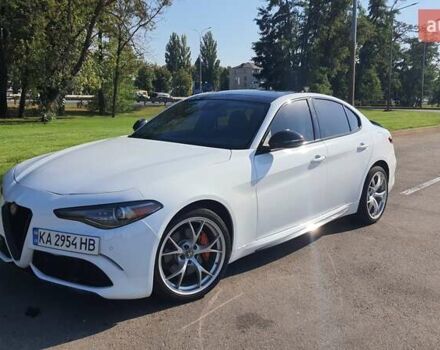 Белый Альфа Ромео Джулия, объемом двигателя 2 л и пробегом 82 тыс. км за 25600 $, фото 13 на Automoto.ua