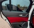 Білий Альфа Ромео Джулія, об'ємом двигуна 2 л та пробігом 95 тис. км за 22500 $, фото 30 на Automoto.ua