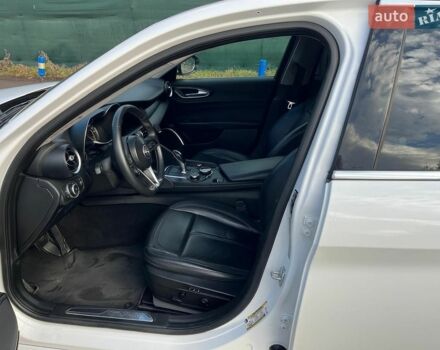 Білий Альфа Ромео Джулія, об'ємом двигуна 2 л та пробігом 107 тис. км за 19500 $, фото 12 на Automoto.ua