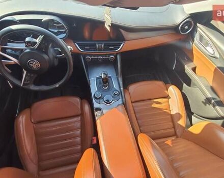 Белый Альфа Ромео Джулия, объемом двигателя 2 л и пробегом 82 тыс. км за 25600 $, фото 29 на Automoto.ua