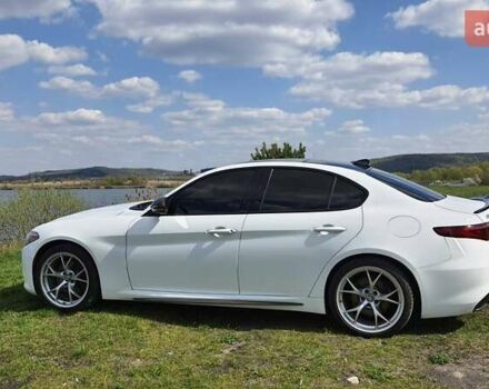 Белый Альфа Ромео Джулия, объемом двигателя 2 л и пробегом 82 тыс. км за 25600 $, фото 10 на Automoto.ua