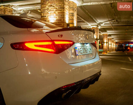 Белый Альфа Ромео Джулия, объемом двигателя 2 л и пробегом 115 тыс. км за 20500 $, фото 5 на Automoto.ua