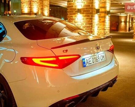 Білий Альфа Ромео Джулія, об'ємом двигуна 2 л та пробігом 12 тис. км за 20500 $, фото 7 на Automoto.ua