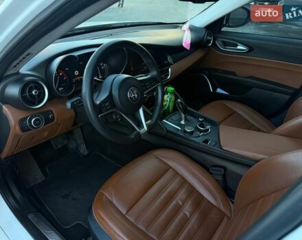 Белый Альфа Ромео Джулия, объемом двигателя 2 л и пробегом 103 тыс. км за 16900 $, фото 11 на Automoto.ua