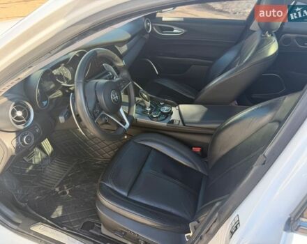 Белый Альфа Ромео Джулия, объемом двигателя 2 л и пробегом 137 тыс. км за 19500 $, фото 6 на Automoto.ua