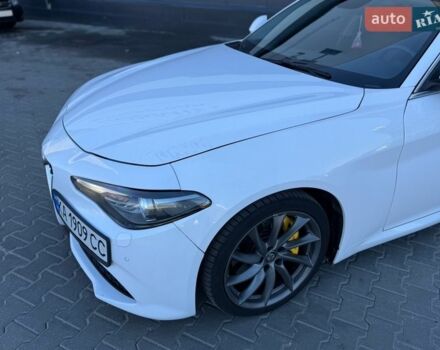 Белый Альфа Ромео Джулия, объемом двигателя 2 л и пробегом 103 тыс. км за 16900 $, фото 1 на Automoto.ua