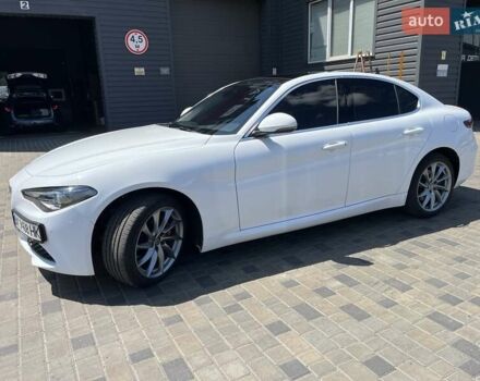 Белый Альфа Ромео Джулия, объемом двигателя 2 л и пробегом 41 тыс. км за 17500 $, фото 7 на Automoto.ua