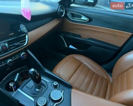 Белый Альфа Ромео Джулия, объемом двигателя 2 л и пробегом 103 тыс. км за 16900 $, фото 13 на Automoto.ua