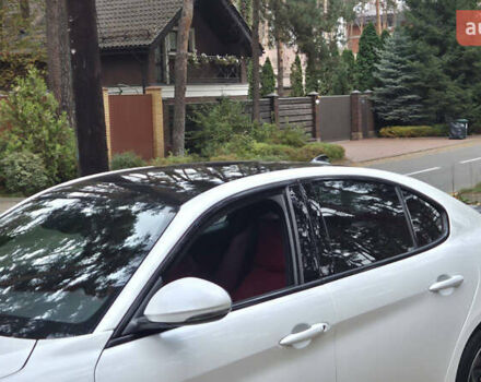 Белый Альфа Ромео Джулия, объемом двигателя 2 л и пробегом 74 тыс. км за 19400 $, фото 3 на Automoto.ua