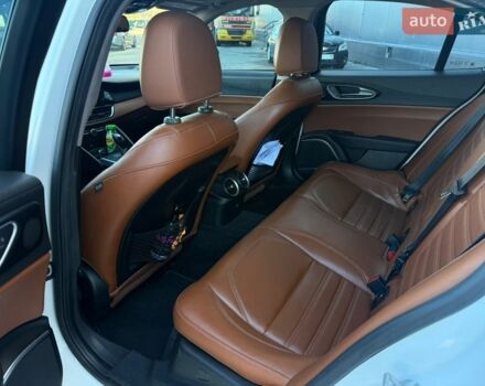 Белый Альфа Ромео Джулия, объемом двигателя 2 л и пробегом 103 тыс. км за 16900 $, фото 14 на Automoto.ua