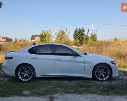 Белый Альфа Ромео Джулия, объемом двигателя 2 л и пробегом 82 тыс. км за 25600 $, фото 4 на Automoto.ua