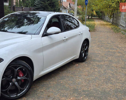 Белый Альфа Ромео Джулия, объемом двигателя 2 л и пробегом 74 тыс. км за 19400 $, фото 6 на Automoto.ua