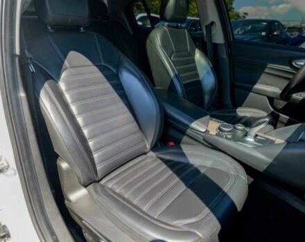 Белый Альфа Ромео Джулия, объемом двигателя 2 л и пробегом 64 тыс. км за 11000 $, фото 11 на Automoto.ua