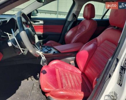 Белый Альфа Ромео Джулия, объемом двигателя 2 л и пробегом 94 тыс. км за 5300 $, фото 6 на Automoto.ua