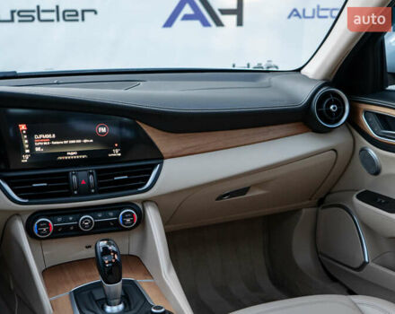 Білий Альфа Ромео Джулія, об'ємом двигуна 2 л та пробігом 43 тис. км за 21999 $, фото 39 на Automoto.ua