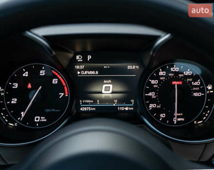 Білий Альфа Ромео Джулія, об'ємом двигуна 2 л та пробігом 43 тис. км за 21999 $, фото 43 на Automoto.ua