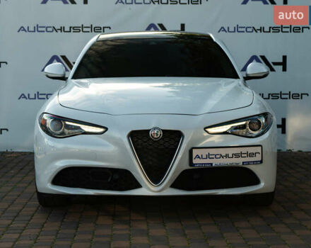 Білий Альфа Ромео Джулія, об'ємом двигуна 2 л та пробігом 43 тис. км за 21999 $, фото 2 на Automoto.ua