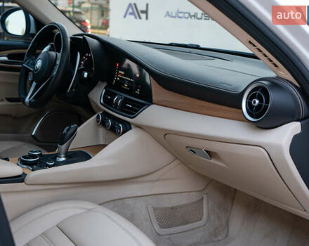 Білий Альфа Ромео Джулія, об'ємом двигуна 2 л та пробігом 43 тис. км за 21999 $, фото 32 на Automoto.ua