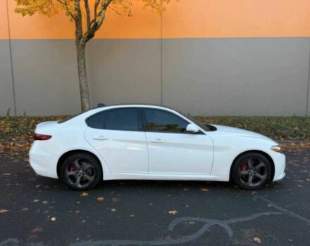 Белый Альфа Ромео Джулия, объемом двигателя 2 л и пробегом 33 тыс. км за 5000 $, фото 7 на Automoto.ua