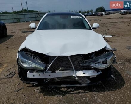 Білий Альфа Ромео Джулія, об'ємом двигуна 2 л та пробігом 115 тис. км за 10000 $, фото 5 на Automoto.ua