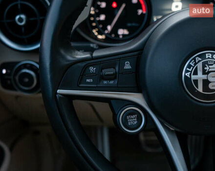 Білий Альфа Ромео Джулія, об'ємом двигуна 2 л та пробігом 43 тис. км за 21999 $, фото 42 на Automoto.ua