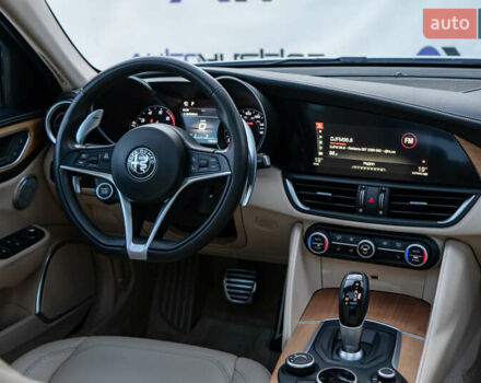 Білий Альфа Ромео Джулія, об'ємом двигуна 2 л та пробігом 43 тис. км за 21999 $, фото 38 на Automoto.ua