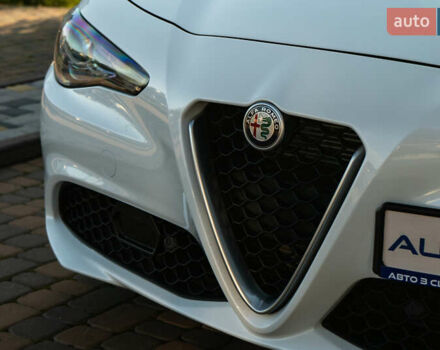 Білий Альфа Ромео Джулія, об'ємом двигуна 2 л та пробігом 43 тис. км за 21999 $, фото 4 на Automoto.ua