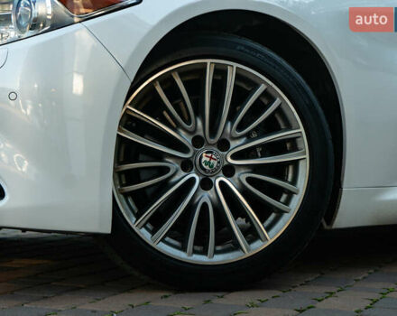 Білий Альфа Ромео Джулія, об'ємом двигуна 2 л та пробігом 43 тис. км за 21999 $, фото 12 на Automoto.ua