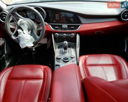 Білий Альфа Ромео Джулія, об'ємом двигуна 2 л та пробігом 115 тис. км за 10000 $, фото 7 на Automoto.ua