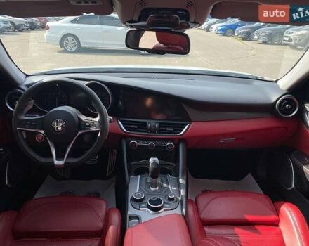 Білий Альфа Ромео Джулія, об'ємом двигуна 2 л та пробігом 48 тис. км за 22900 $, фото 17 на Automoto.ua