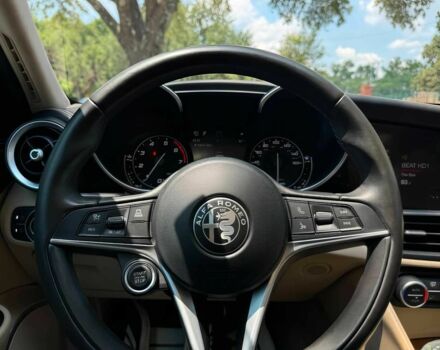 Белый Альфа Ромео Джулия, объемом двигателя 2 л и пробегом 45 тыс. км за 8000 $, фото 6 на Automoto.ua