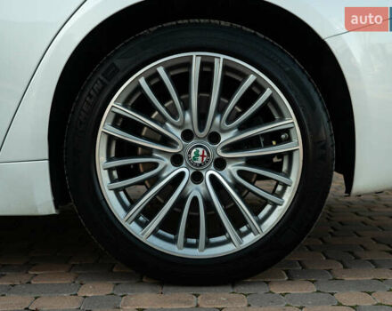 Білий Альфа Ромео Джулія, об'ємом двигуна 2 л та пробігом 43 тис. км за 21999 $, фото 50 на Automoto.ua