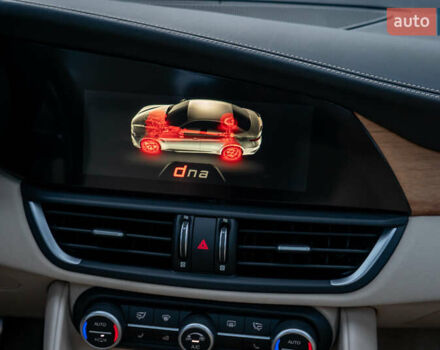 Білий Альфа Ромео Джулія, об'ємом двигуна 2 л та пробігом 43 тис. км за 21999 $, фото 44 на Automoto.ua