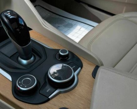 Белый Альфа Ромео Джулия, объемом двигателя 2 л и пробегом 45 тыс. км за 8000 $, фото 7 на Automoto.ua