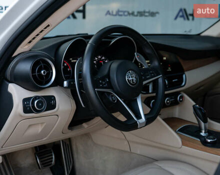 Білий Альфа Ромео Джулія, об'ємом двигуна 2 л та пробігом 43 тис. км за 21999 $, фото 23 на Automoto.ua