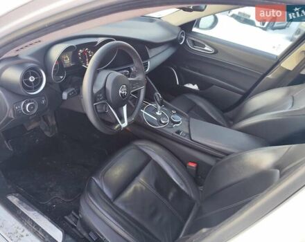 Білий Альфа Ромео Джулія, об'ємом двигуна 2 л та пробігом 87 тис. км за 16700 $, фото 9 на Automoto.ua