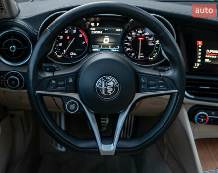 Білий Альфа Ромео Джулія, об'ємом двигуна 2 л та пробігом 43 тис. км за 21999 $, фото 40 на Automoto.ua