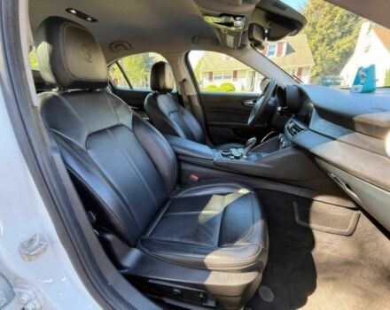 Білий Альфа Ромео Джулія, об'ємом двигуна 2 л та пробігом 36 тис. км за 7800 $, фото 6 на Automoto.ua