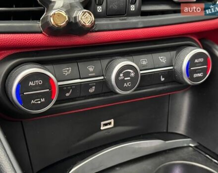 Белый Альфа Ромео Джулия, объемом двигателя 2 л и пробегом 59 тыс. км за 23490 $, фото 27 на Automoto.ua