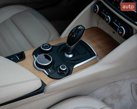 Білий Альфа Ромео Джулія, об'ємом двигуна 2 л та пробігом 43 тис. км за 21999 $, фото 33 на Automoto.ua