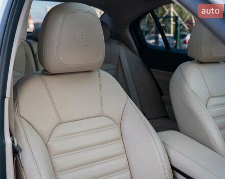 Білий Альфа Ромео Джулія, об'ємом двигуна 2 л та пробігом 43 тис. км за 21999 $, фото 36 на Automoto.ua