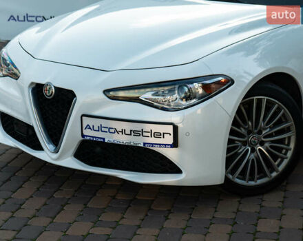 Білий Альфа Ромео Джулія, об'ємом двигуна 2 л та пробігом 43 тис. км за 21999 $, фото 11 на Automoto.ua
