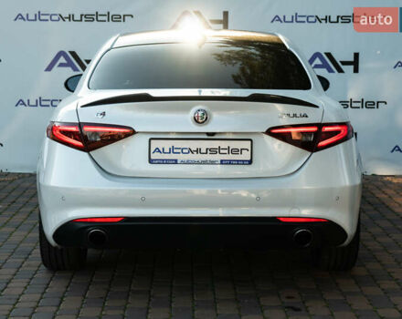 Білий Альфа Ромео Джулія, об'ємом двигуна 2 л та пробігом 43 тис. км за 21999 $, фото 13 на Automoto.ua