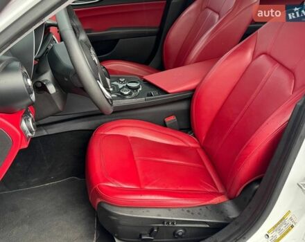 Белый Альфа Ромео Джулия, объемом двигателя 2 л и пробегом 59 тыс. км за 23490 $, фото 17 на Automoto.ua