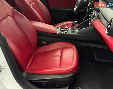 Белый Альфа Ромео Джулия, объемом двигателя 2 л и пробегом 59 тыс. км за 23490 $, фото 20 на Automoto.ua