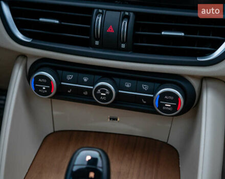 Білий Альфа Ромео Джулія, об'ємом двигуна 2 л та пробігом 43 тис. км за 21999 $, фото 46 на Automoto.ua