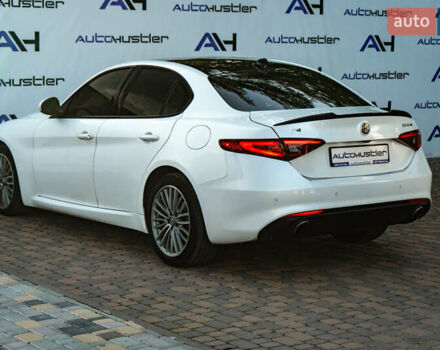 Білий Альфа Ромео Джулія, об'ємом двигуна 2 л та пробігом 43 тис. км за 21999 $, фото 48 на Automoto.ua