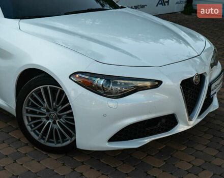 Білий Альфа Ромео Джулія, об'ємом двигуна 2 л та пробігом 43 тис. км за 21999 $, фото 6 на Automoto.ua
